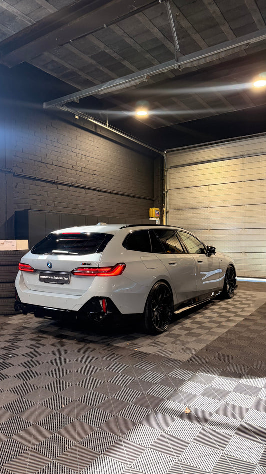 BMW i5 M60 Touring met PPF, coating, Wheelforce-velgen en Eibach-verlaging